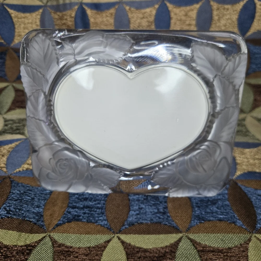 Heart-Shaped Glass Photo Frame with Rose & Leaf Design